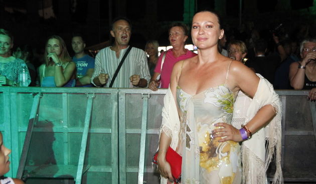 Pula, 040812.
Pop zvijezda Zdravko Colic odrzao je koncert u Areni , a kao gosce pjevale su klapa Teranke. U dobro popunjenoj Areni pojavila su se i mnoga poznata lica.
Na fotografiji : Nina Badric.
Foto: Srecko Niketic / CROPIX