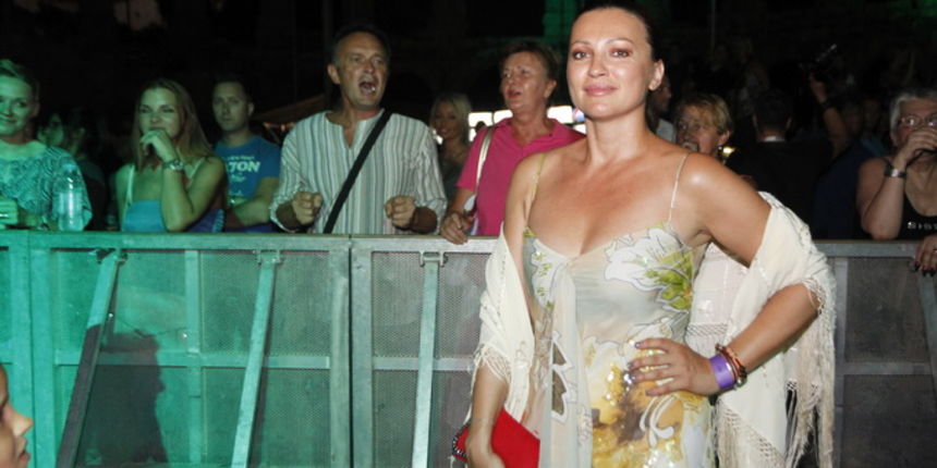 Pula, 040812.
Pop zvijezda Zdravko Colic odrzao je koncert u Areni , a kao gosce pjevale su klapa Teranke. U dobro popunjenoj Areni pojavila su se i mnoga poznata lica.
Na fotografiji : Nina Badric.
Foto: Srecko Niketic / CROPIX Pula, 040812.
Pop zvijezda Zdravko Colic odrzao je koncert u Areni , a kao gosce pjevale su klapa Teranke. U dobro popunjenoj Areni pojavila su se i mnoga poznata lica.
Na fotografiji : Nina Badric.
Foto: Srecko Niketic / CROPIX