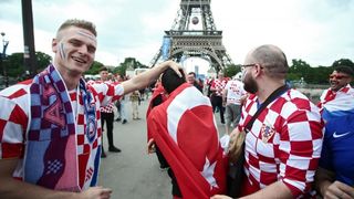Euro 2016: Hrvatski navijači napravili fenomenalnu atmosferu u Parizu. Photo: Sanjin Strukić/PIXSELL Euro 2016: Hrvatski navijači napravili fenomenalnu atmosferu u Parizu. Photo: Sanjin Strukić/PIXSELL
