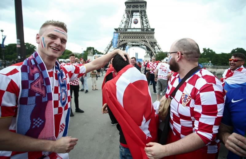 Euro 2016: Hrvatski navijači napravili fenomenalnu atmosferu u Parizu. Photo: Sanjin Strukić/PIXSELL Euro 2016: Hrvatski navijači napravili fenomenalnu atmosferu u Parizu. Photo: Sanjin Strukić/PIXSELL