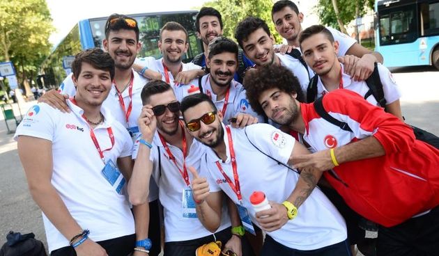 Odlicno raspolozeni sudionici Europskih sveucliisnih igra uoci odlaska na borilista. Photo: Marko Prpic/PIXSELL