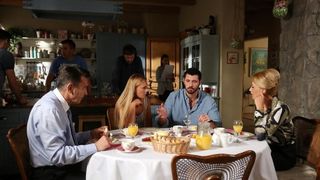 U seriji što će se uskoro početi emitirati igraju Milan Štrljić, Ecija Ojdanić, Marko Knešaurek (gledateljima poznat iz serije “Ruža vjetrova” ), mladi glumci Lujo Kunčević i Petra Kraljev te mnogi drugi