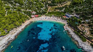 Spektakularan pogled iz zraka na uvalu i otočić Pokonji Dol kod Hvara