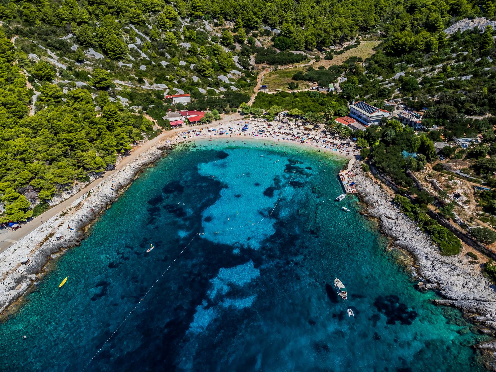 Spektakularan pogled iz zraka na uvalu i otočić Pokonji Dol kod Hvara