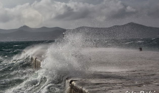 Olujno jugo na zadarskoj rivi 5. studenog 2014.  Foto: Roberto Lerga