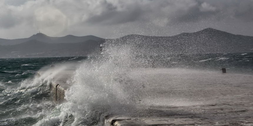 Olujno jugo na zadarskoj rivi 5. studenog 2014.  Foto: Roberto Lerga