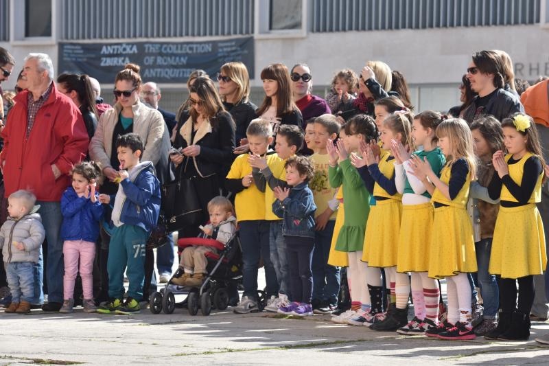 Ispred zadarskog Centra za socijalnu skrb, odrzan je prosvjed kako bi se izrazilo nezadovoljstvo nacinom rada djelatnika ove institucije. Prosvjed je potaknut nedavnim zbivanjima u skucaju obiteli Bozic. Photo: Dino Stanin/PIXSELL Autor  Dino Stanin/PIXS