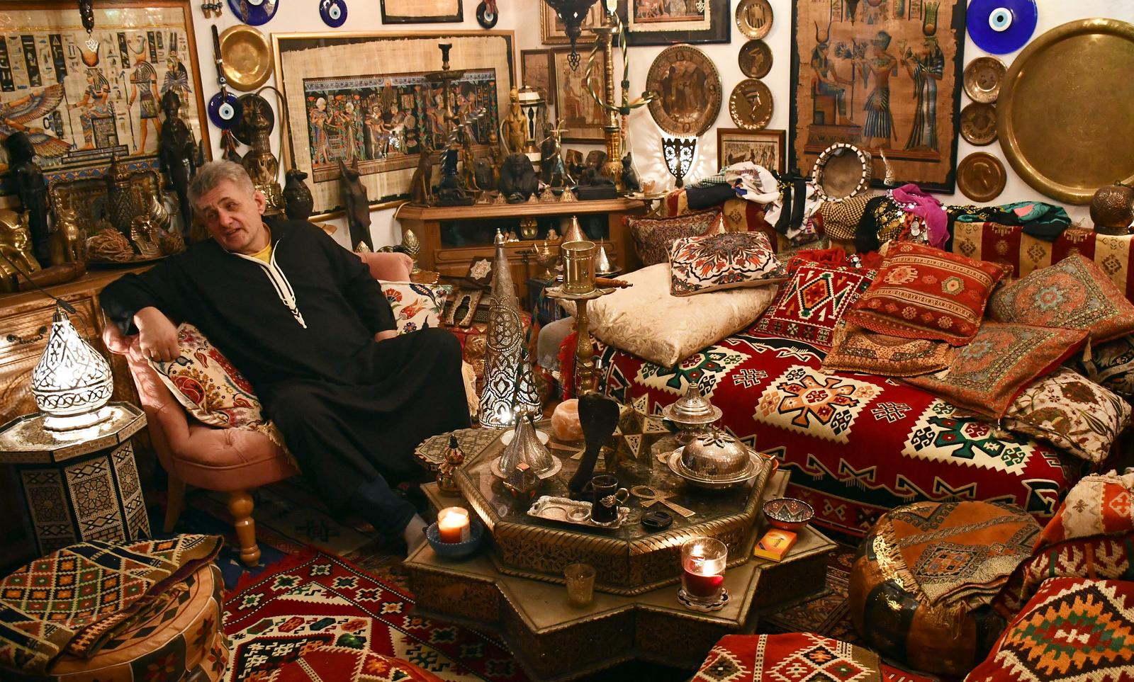 Brođanin Stanislav Hudi živi u kući koju je uredio u egipatskom stilu Brođanin Stanislav Hudi živi u kući koju je uredio u egipatskom stilu