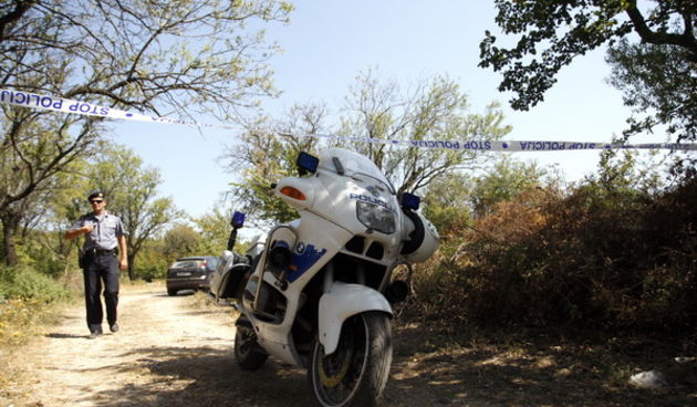 Rastevic, 280809.
U selu Rastevic blizu Benkovca Vinka Banovic vodeci ovce na ispasu pronasla je ostatke ljudskog kostura. Policija vrsi ocevid te ce se kosti u toku dana odnijeti na patologiju.
Foto: Jure Miskovic / CROPIX