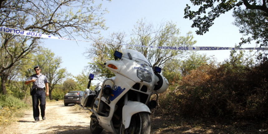 Rastevic, 280809.
U selu Rastevic blizu Benkovca Vinka Banovic vodeci ovce na ispasu pronasla je ostatke ljudskog kostura. Policija vrsi ocevid te ce se kosti u toku dana odnijeti na patologiju.
Foto: Jure Miskovic / CROPIX Rastevic, 280809.
U selu Rastevic blizu Benkovca Vinka Banovic vodeci ovce na ispasu pronasla je ostatke ljudskog kostura. Policija vrsi ocevid te ce se kosti u toku dana odnijeti na patologiju.
Foto: Jure Miskovic / CROPIX