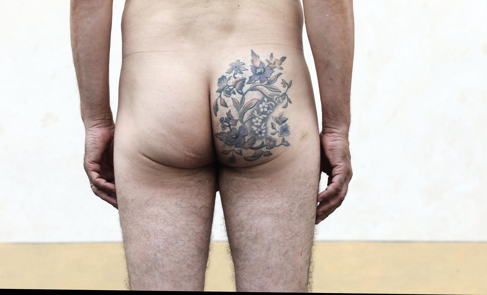 Siniša Labrović: Performans “Poštovani gospodine predsjedniče, možete me poljubiti u guzicu” Siniša Labrović: Performans “Poštovani gospodine predsjedniče, možete me poljubiti u guzicu”