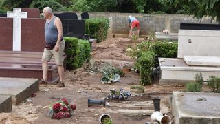 Djelatnici Nasada saniraju štetu na Gradskom groblju Zadar Djelatnici Nasada saniraju štetu na Gradskom groblju Zadar