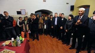 Zadar, 250313.
Nakon renovacije i prenamjene svecano je otvoren studentski klub “Bozo Lerotic”.
Na fotografiji: detalj s otvorenja.
Foto: Luka Gerlanc / CROPIX Zadar, 250313.
Nakon renovacije i prenamjene svecano je otvoren studentski klub “Bozo Lerotic”.
Na fotografiji: detalj s otvorenja.
Foto: Luka Gerlanc / CROPIX