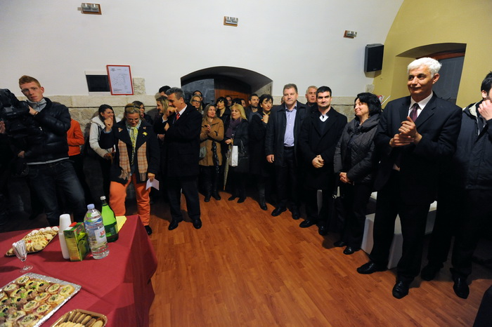 Zadar, 250313.
Nakon renovacije i prenamjene svecano je otvoren studentski klub “Bozo Lerotic”.
Na fotografiji: detalj s otvorenja.
Foto: Luka Gerlanc / CROPIX Zadar, 250313.
Nakon renovacije i prenamjene svecano je otvoren studentski klub “Bozo Lerotic”.
Na fotografiji: detalj s otvorenja.
Foto: Luka Gerlanc / CROPIX