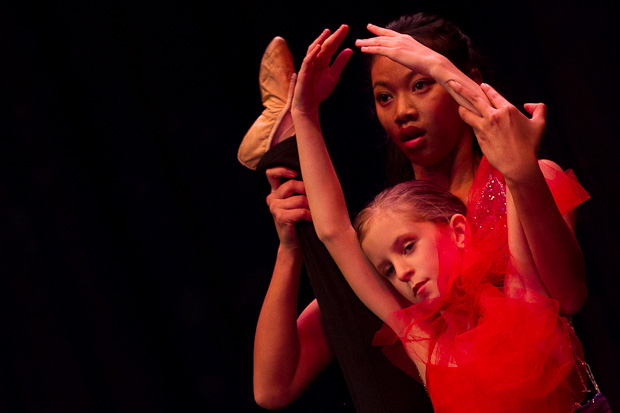 Plesna čestitka Zadarskog plesnog ansambla, Foto: Leo Banić Plesna čestitka Zadarskog plesnog ansambla, Foto: Leo Banić