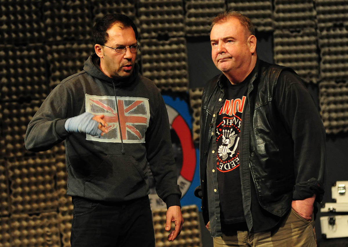 Zadar, 13.3.2014. snimio: Nenad Marčev 
Borivoj Radaković 
GRUPA 
redatelj: Mario Kovač 
igraju: Sreten Mokrović, Ranko Zidarić, 
Ivica Zadro i Iva Visković 
Kazalište KNAP (Kazalište na Peščenici) 
Dvorana HNK Zadar