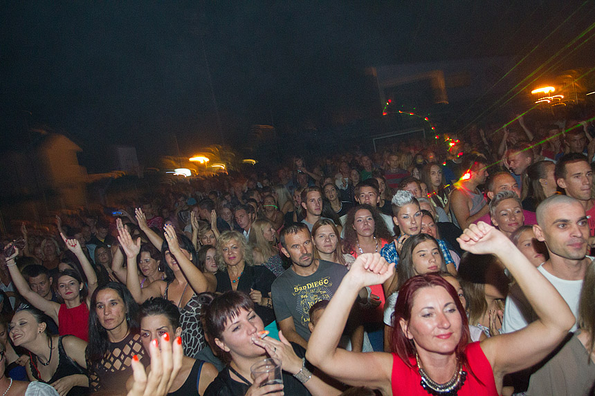 Mještani Bibinja sinoć su uživali u vrhunskom koncertu grupe Colonija na sportskom centru Crljenica Mještani Bibinja sinoć su uživali u vrhunskom koncertu grupe Colonija na sportskom centru Crljenica