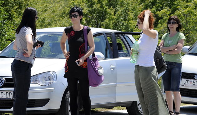 Jezero Brljan kod Oklaja  ,270611.
Policija ,HGSS pretrazuju jezero Brljan na rijeci Krki u potrazi za tijelom  Antonije Bilic
Sestra Antonija Bilic Ana dosla je do policijskog punkta i dala izjavu u kojoj kaze da joj je sestra ziva.
Foto: Niksa Stipanice