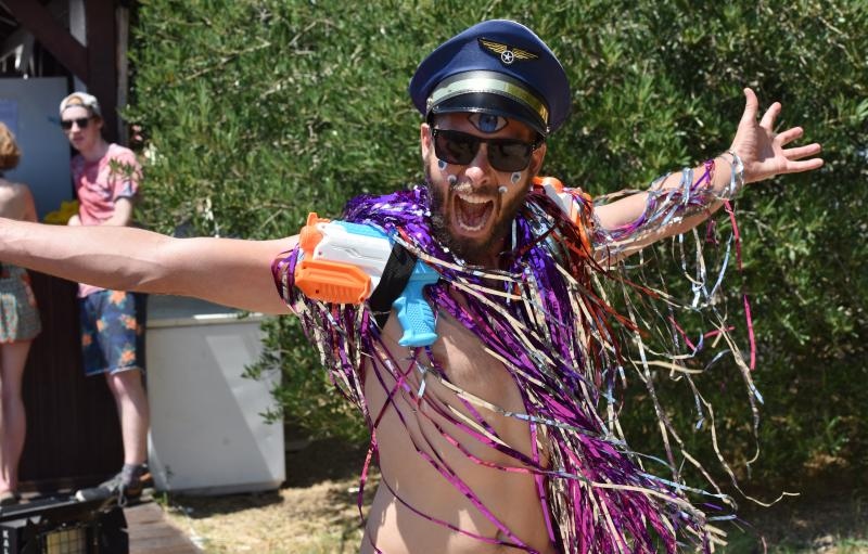 Posljednji dan Love International Festivala u Tisnom privukao je veliki broj mladih iz cijele Europe, a najviče iz Velike Britanije. Photo: Hrvoje Jelavić/PIXSELL Posljednji dan Love International Festivala u Tisnom privukao je veliki broj mladih iz cijele Europe, a najviče iz Velike Britanije. Photo: Hrvoje Jelavić/PIXSELL