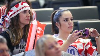 Hrvatski navijači u Parizu na utakmici Slovenija – Hrvatska za 3. mjesto na Svjetskom prvenstvu