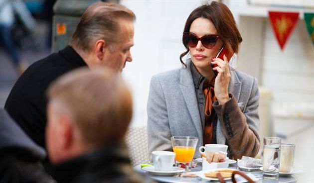 Zamišljena Severina kavu provela na mobitelu, foto: tportal.hr