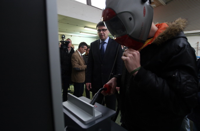 Zadar, 250313.
Ministar znanosti, obrazovanja i sporta Zeljko Jovanovic sa suradnicima boravi u radnom posjetu Zadru. Obisao je Strukovnu skolu Vice Vlatkovica, jednu od najopremljenijih i najinovativnijih strukovnih skola u Hrvatskoj, a domacin mu je bio Zadar, 250313.
Ministar znanosti, obrazovanja i sporta Zeljko Jovanovic sa suradnicima boravi u radnom posjetu Zadru. Obisao je Strukovnu skolu Vice Vlatkovica, jednu od najopremljenijih i najinovativnijih strukovnih skola u Hrvatskoj, a domacin mu je bio