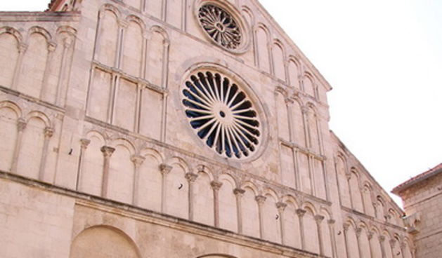 Cvjetnica 20. ožujka 2016: Nakon blagoslova maslinovih grančica, nadbisku Želimir Puljić predvodio je procesiju do katedrale sv. Stošije gdje je služio misno slavlje na kojem se pjevala Muka našeg Gospodina