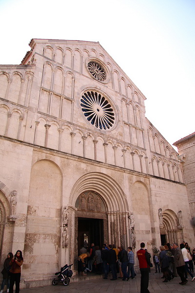Cvjetnica 20. ožujka 2016: Nakon blagoslova maslinovih grančica, nadbisku Želimir Puljić predvodio je procesiju do katedrale sv. Stošije gdje je služio misno slavlje na kojem se pjevala Muka našeg Gospodina Cvjetnica 20. ožujka 2016: Nakon blagoslova maslinovih grančica, nadbisku Želimir Puljić predvodio je procesiju do katedrale sv. Stošije gdje je služio misno slavlje na kojem se pjevala Muka našeg Gospodina