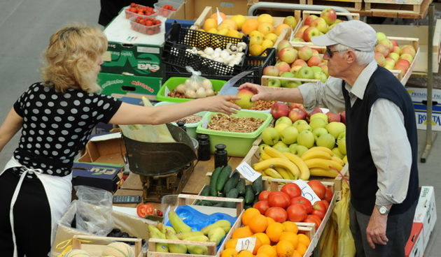 Zadar, 260510.
Na maloj trznici ispred trgovackog centra u Zadru  trgovci se zale kako je ovog proljeca zbog krize promet manji i do 75%.
Foto : Andrija Lucic / cropix