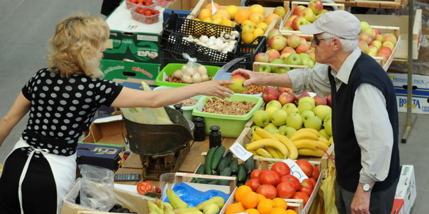 Zadar, 260510.
Na maloj trznici ispred trgovackog centra u Zadru  trgovci se zale kako je ovog proljeca zbog krize promet manji i do 75%.
Foto : Andrija Lucic / cropix