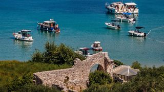 Uvala Lovrečina: Egzotična pješčana oaza na Braču u kojoj su uživali i stari Rimljani Uvala Lovrečina: Egzotična pješčana oaza na Braču u kojoj su uživali i stari Rimljani