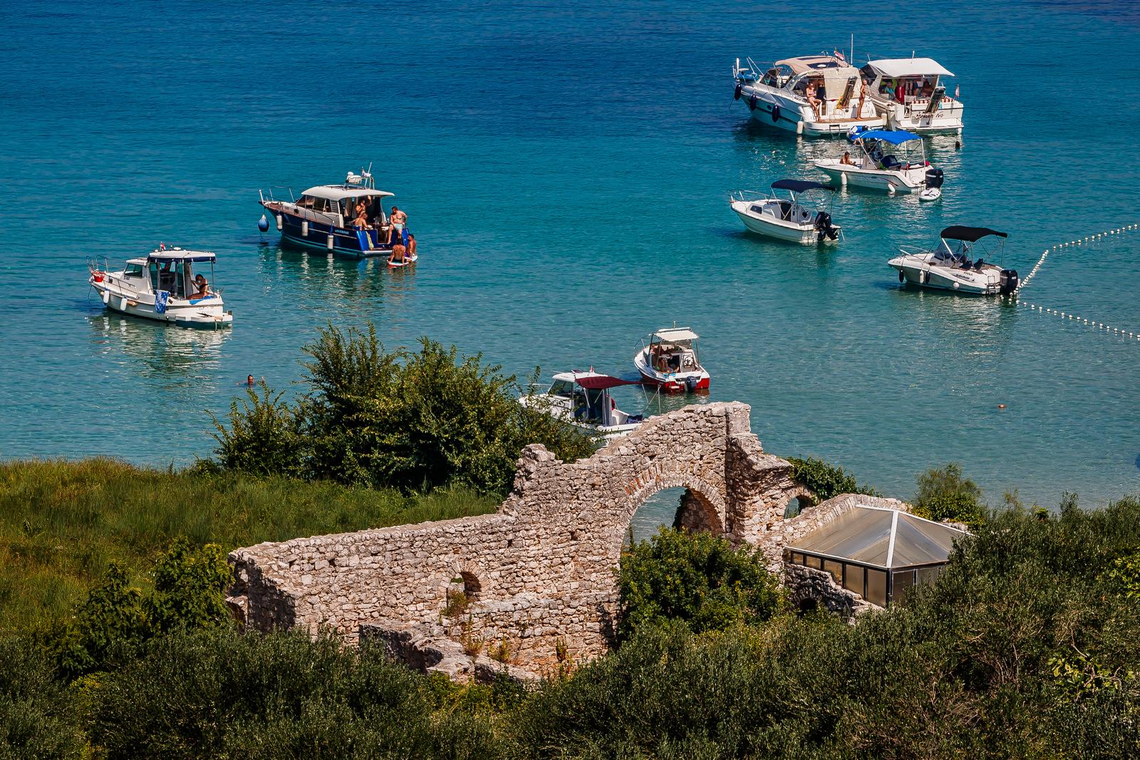 Uvala Lovrečina: Egzotična pješčana oaza na Braču u kojoj su uživali i stari Rimljani Uvala Lovrečina: Egzotična pješčana oaza na Braču u kojoj su uživali i stari Rimljani