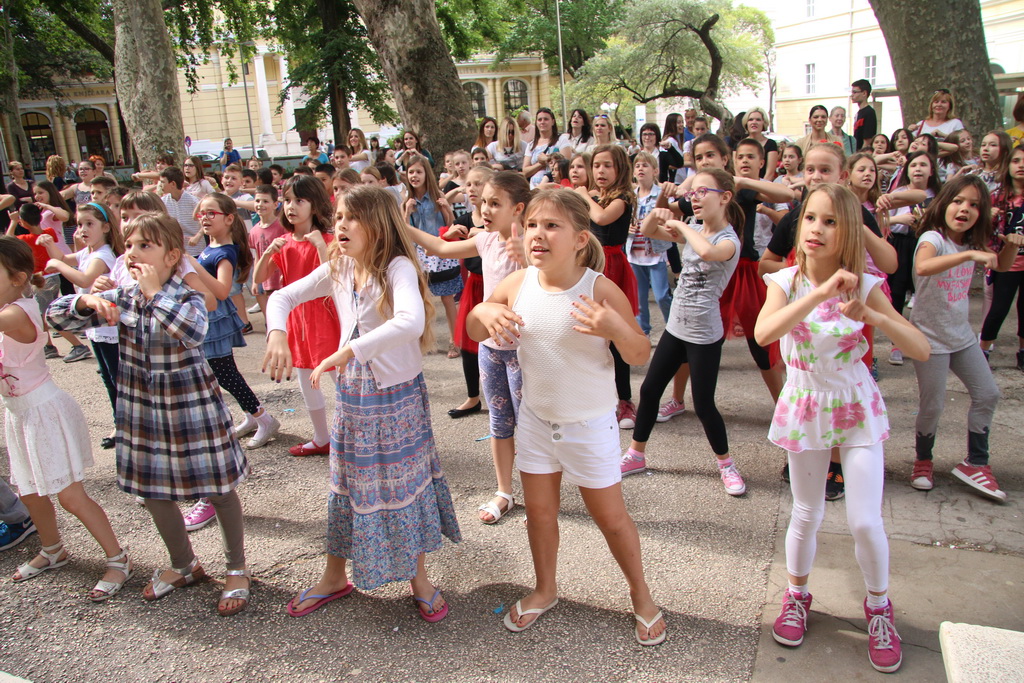 Posljednji dan nastave u OŠ Petra Preradovića u ritmu zumbe Posljednji dan nastave u OŠ Petra Preradovića u ritmu zumbe