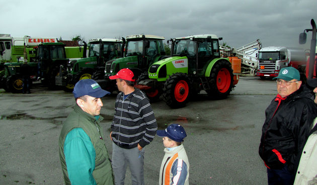 Seljaci iz Selne, Garcina, D. Andrijevaca, Bickog Sela u znak potpore seljacima Vukovarske i Viroviticke zupanije, parkiralo je 15-ak traktora uz zupanijsku cestu Slavonski Brod – Vrpolje. Foto: Zeljko Muzevic / CROPIX
