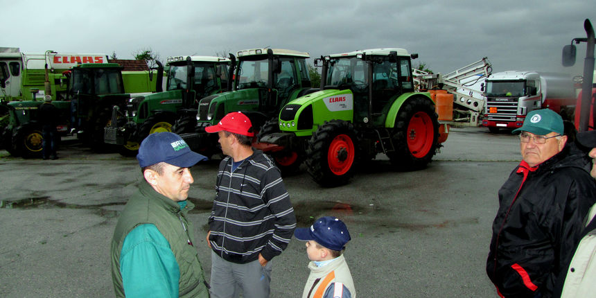 Seljaci iz Selne, Garcina, D. Andrijevaca, Bickog Sela u znak potpore seljacima Vukovarske i Viroviticke zupanije, parkiralo je 15-ak traktora uz zupanijsku cestu Slavonski Brod – Vrpolje. Foto: Zeljko Muzevic / CROPIX Seljaci iz Selne, Garcina, D. Andrijevaca, Bickog Sela u znak potpore seljacima Vukovarske i Viroviticke zupanije, parkiralo je 15-ak traktora uz zupanijsku cestu Slavonski Brod – Vrpolje. Foto: Zeljko Muzevic / CROPIX