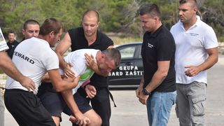 Okršaj kod Zrća: redari opet otjerali udrugu bivših ovisnika