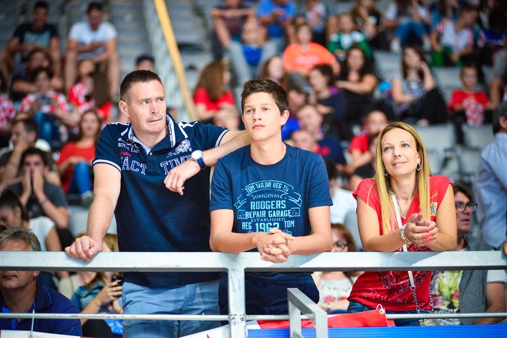 U doista sjajnoj atmosferi koju je stvorilo oko 5000 navijača iz cijele Hrvatske, naši su rukometni reprezentativci remizirali sa Švedskom i to s rezultatom 25-25. Bila je to ‘kaubojima’ pretposljednja pripremna utakmica uoči Olimpijskih igara