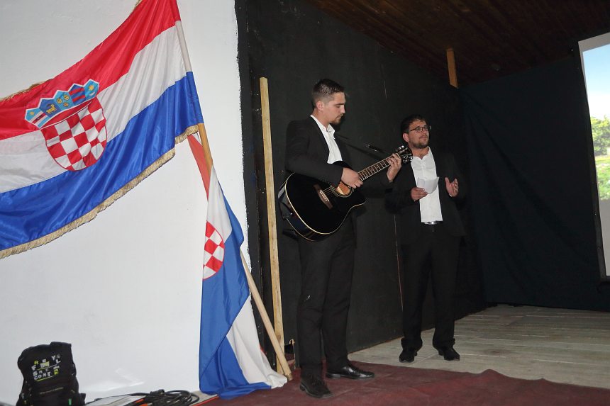 Bibinje: Predstavljena knjiga “Bitka za Vukovar” Damira Plavšića. Foto: Leo Banić Bibinje: Predstavljena knjiga “Bitka za Vukovar” Damira Plavšića. Foto: Leo Banić