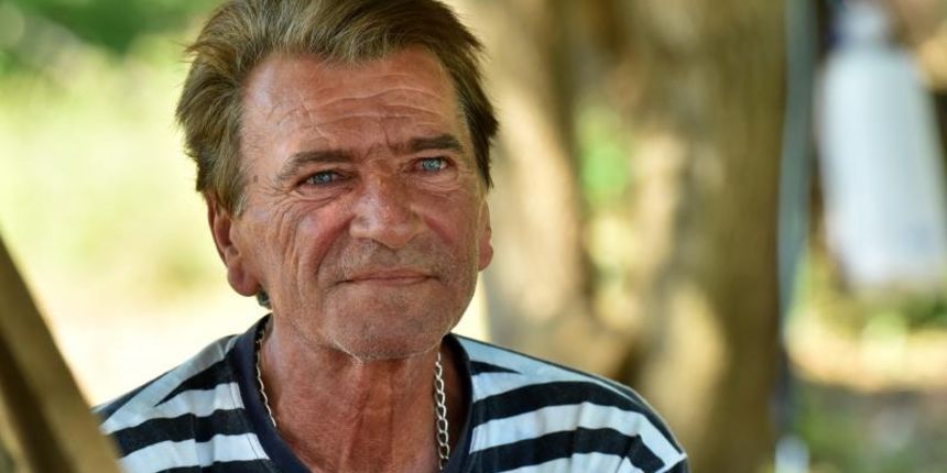 Zadarski beskucnici angazirani su na sadnji krumpira koji cini dio ponude pucke kuhinje u kojoj se i sami hrane. Photo: Dino Stanin/PIXSELL