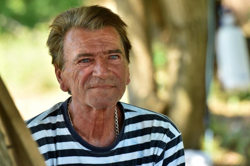 Zadarski beskucnici angazirani su na sadnji krumpira koji cini dio ponude pucke kuhinje u kojoj se i sami hrane. Photo: Dino Stanin/PIXSELL Zadarski beskucnici angazirani su na sadnji krumpira koji cini dio ponude pucke kuhinje u kojoj se i sami hrane. Photo: Dino Stanin/PIXSELL