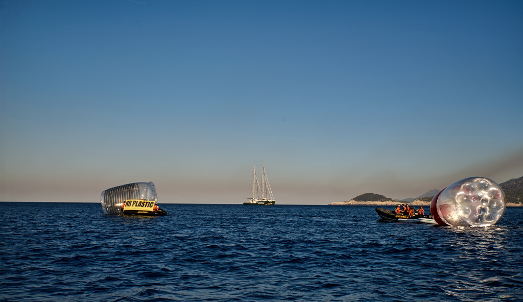 Greenpeace upozorava na problem bacanje plastike u more Greenpeace upozorava na problem bacanje plastike u more