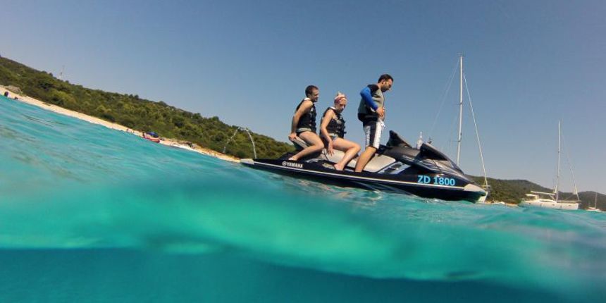 25.07.2013., Dugi otok, Sakarun – Uzduz i poprijeko Dugog otoka u zadarskom arhipelagu u ljetnim danima prepuno je turista, a najomiljenija plaza zasigurno je Sakarun, koja sa nalazi u uvali pokraj mjesta Veli Rat. Pjeskovita plaza sa tirkizno cistim mo 25.07.2013., Dugi otok, Sakarun – Uzduz i poprijeko Dugog otoka u zadarskom arhipelagu u ljetnim danima prepuno je turista, a najomiljenija plaza zasigurno je Sakarun, koja sa nalazi u uvali pokraj mjesta Veli Rat. Pjeskovita plaza sa tirkizno cistim mo