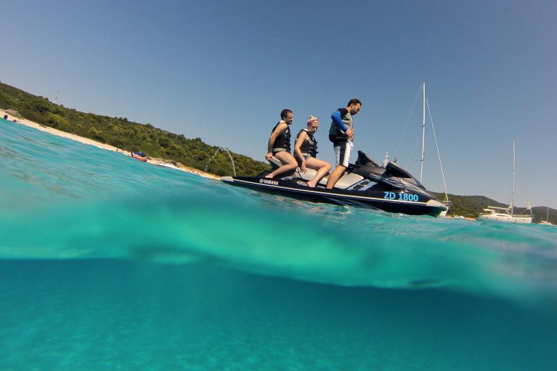 25.07.2013., Dugi otok, Sakarun – Uzduz i poprijeko Dugog otoka u zadarskom arhipelagu u ljetnim danima prepuno je turista, a najomiljenija plaza zasigurno je Sakarun, koja sa nalazi u uvali pokraj mjesta Veli Rat. Pjeskovita plaza sa tirkizno cistim mo