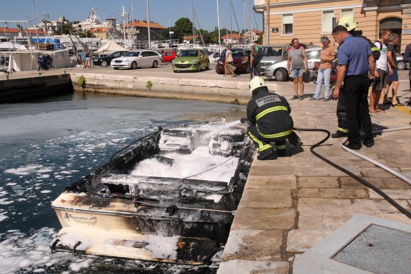 Oko 14 sati na benzinskoj stanici na Branimirovoj obali izbio je požar na gliseru. Požar su ugasili vatrogasci, a gliser je u potpunosti uništen. Photo: Dino Stanin/PIXSELL
