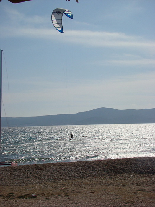 Druzenje uz surf i kite na plazi Makarska u Sukosanu Druzenje uz surf i kite na plazi Makarska u Sukosanu