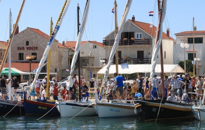 Betina: Održana tradicionalna regata za dušu i tilo, Foto: Duško Jaramaz/PIXSELL Betina: Održana tradicionalna regata za dušu i tilo, Foto: Duško Jaramaz/PIXSELL