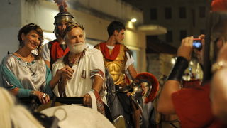 Split, 200812.
Tradicionalni “Dani Dioklecijana” koji se u Splitu uprilicuju zadnjih godina dozivljavaju svoju ekspanziju svake godine pa se tako i na vecerasnjoj manifestaciji zatvaranja natiskao prepun Peristil gdje se car Dioklecijan oprostio od svojih Split, 200812.
Tradicionalni “Dani Dioklecijana” koji se u Splitu uprilicuju zadnjih godina dozivljavaju svoju ekspanziju svake godine pa se tako i na vecerasnjoj manifestaciji zatvaranja natiskao prepun Peristil gdje se car Dioklecijan oprostio od svojih