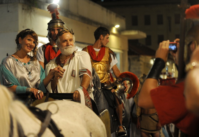 Split, 200812.
Tradicionalni “Dani Dioklecijana” koji se u Splitu uprilicuju zadnjih godina dozivljavaju svoju ekspanziju svake godine pa se tako i na vecerasnjoj manifestaciji zatvaranja natiskao prepun Peristil gdje se car Dioklecijan oprostio od svojih Split, 200812.
Tradicionalni “Dani Dioklecijana” koji se u Splitu uprilicuju zadnjih godina dozivljavaju svoju ekspanziju svake godine pa se tako i na vecerasnjoj manifestaciji zatvaranja natiskao prepun Peristil gdje se car Dioklecijan oprostio od svojih