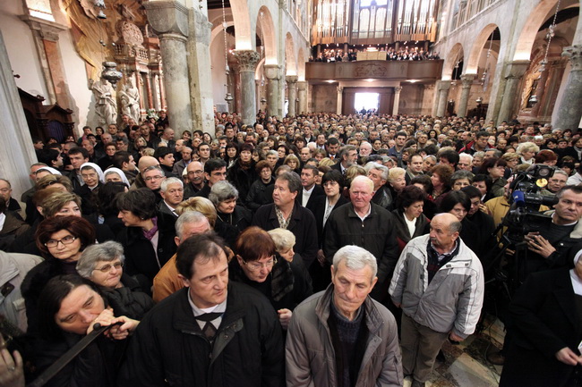 Zadar, 300110.
Pogreb zadarskog nadbiskupa Ivana Prendje u crkvi Svete Stosije.
Zadarski nadbiskup Ivan Prendja preminuo je iznenada  25. sijecnja 2010. godine u Zagrebu u 71. godini zivota, nakon 46 godina svecenistva i 20 godina biskupstva.
Na fotografi