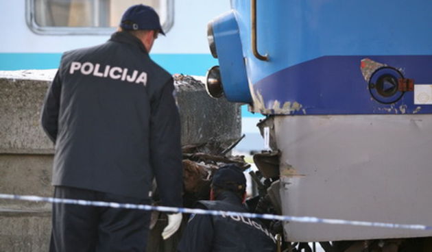 Zagreb, 211209.
Teska zeljeznicka nesreca desila se jutros oko 5,20 sati na Glavnom kolodvoru u Zagrebu. Strojovodja putnickog vlaka iz Siska pri ulasku na peron broj 4 nije mogao zakociti najvjerojatnije zbog zaledjenih tracnica i udario je u grudobran.